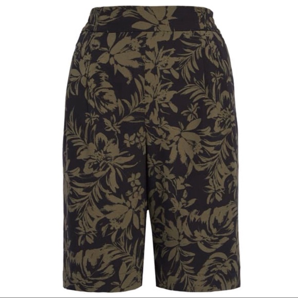 Chelsea28 pleated pull on shorts - Picture 2 of 6